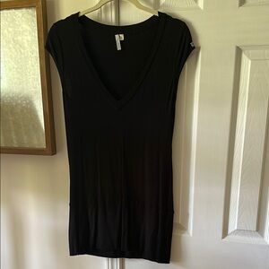 IISLI Black V-Neck Short Sleeve Top size Small